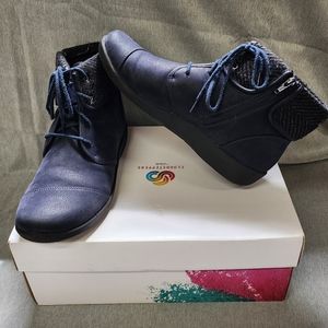 Clarks Cloudsteppers - Sillian Frey Ankle Boots - Navy - Women's Size 8.5